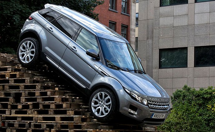 Video: Range Rover Evoque se městské džungle nebojí