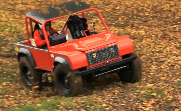 Upravené Land Rovery dovádějí v terénu (video)