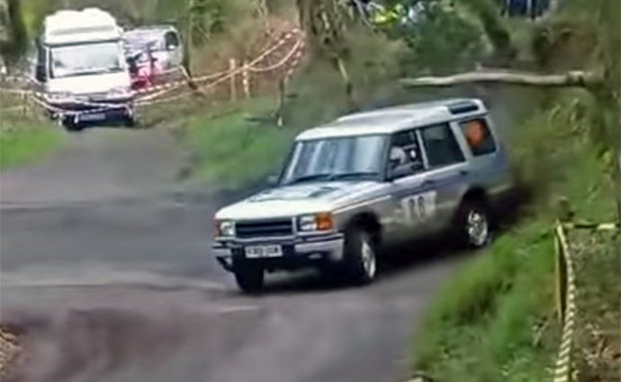 Video: Splašené Discovery driftuje na rallye. Co má pod kapotou?