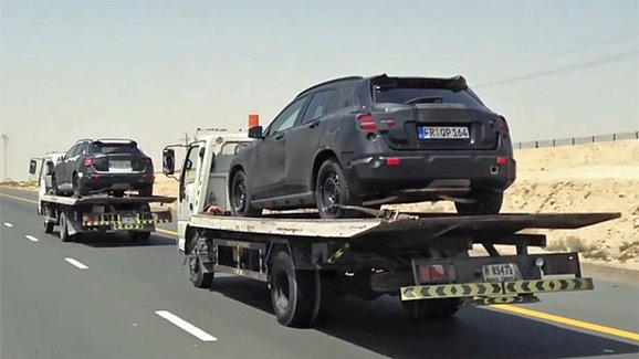 Video: Prototypy Mercedesu GLA se objevily v Dubaji