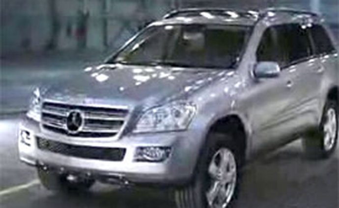 Video: Mercedes-Benz GL – podle reklamy je prakticky dokonalý