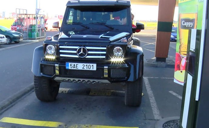 Video: S Mercedesem G 500 4x4<sup>2</sup> ve fast foodu: Pro řidiče hračka, pro personál nic moc