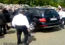Ruský prezident Medveděv za volantem Mercedesu ML hvězdou internetu (video)