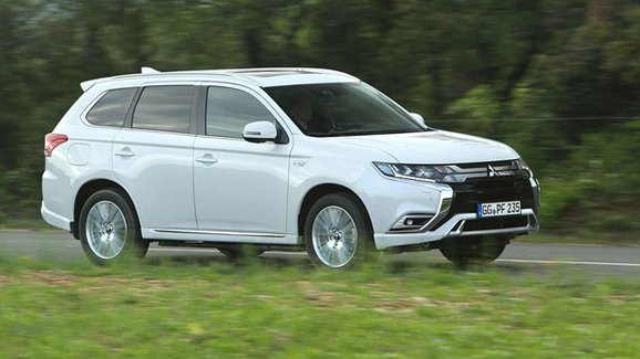 Mitsubishi Outlander PHEV se dočkalo většího motoru. Inovovaný plug-in hybrid zlevnil