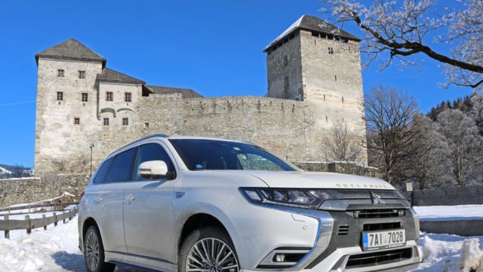 Jízdní dojmy s Mitsubishi Outlander PHEV: Král dvojí krve Jízdní dojmy s Mitsubishi Outlander PHEV: Král dvojí krve