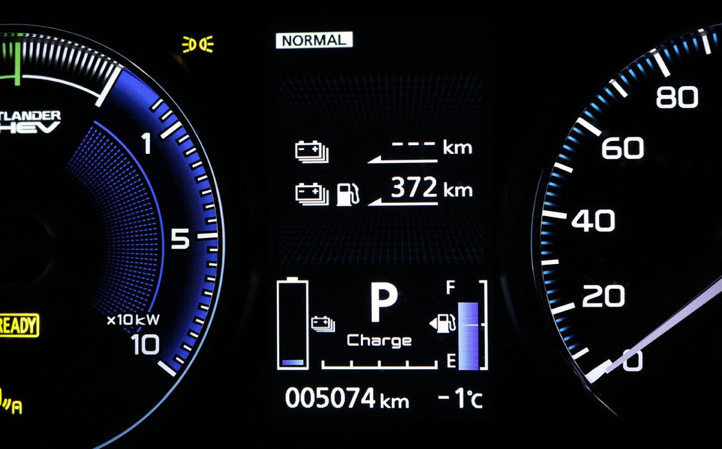 Místo otáčkoměru je ukazatel spotřeby elektřiny, výkonu motoru a dobíjení