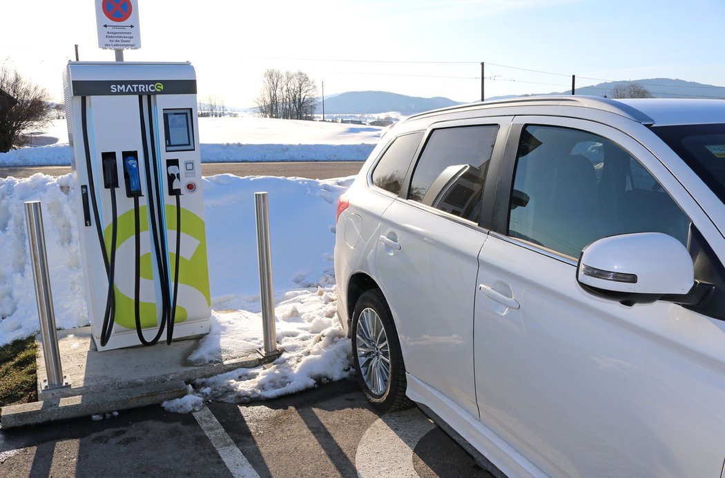 Rychlonabíjecí stanice, kterých je v Rakousku mnohem více než u nás, ale potřebujete na ně místní čipy, jsme museli hledat na mobilu.