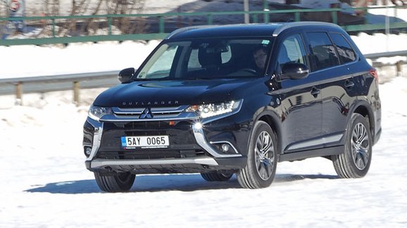 TEST Svezli jsme se s inovovaným Mitsubishi Outlander. Co přináší modelový rok 2017?