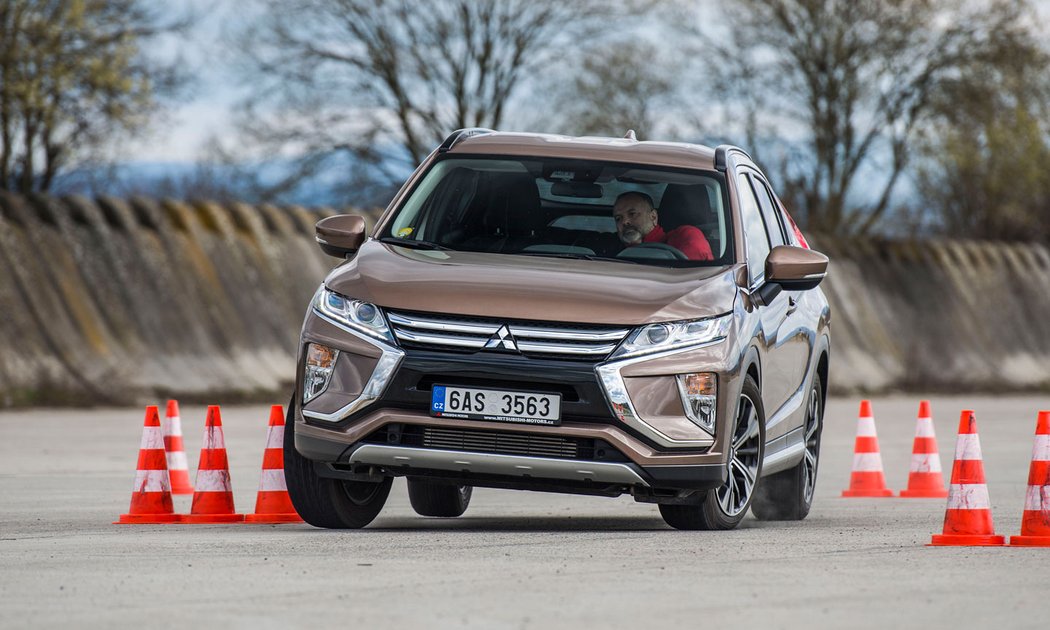 Mitsubishi Eclipse Cross umí jezdit plavně, ale při ostřejším zacházení se více naklání. I kvůli méně přesnému a odtažitému řízení působí mezi kužely těžkopádně.