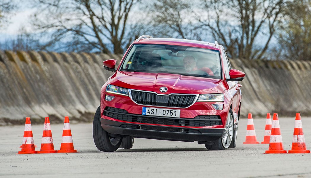 Škoda Karoq i díky přesnému řízení nebo jistými a hbitými vlastnostmi potěší i sportovněji založené řidiče. Navíc přidává dostatečnou dávku komfortu.