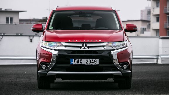 Nové Mitsubishi Outlander může být poháněno motory od Nissanu