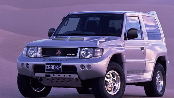 Mitsubishi Pajero Evolution: Zapomenutý homologační speciál, který kraloval na Dakaru!