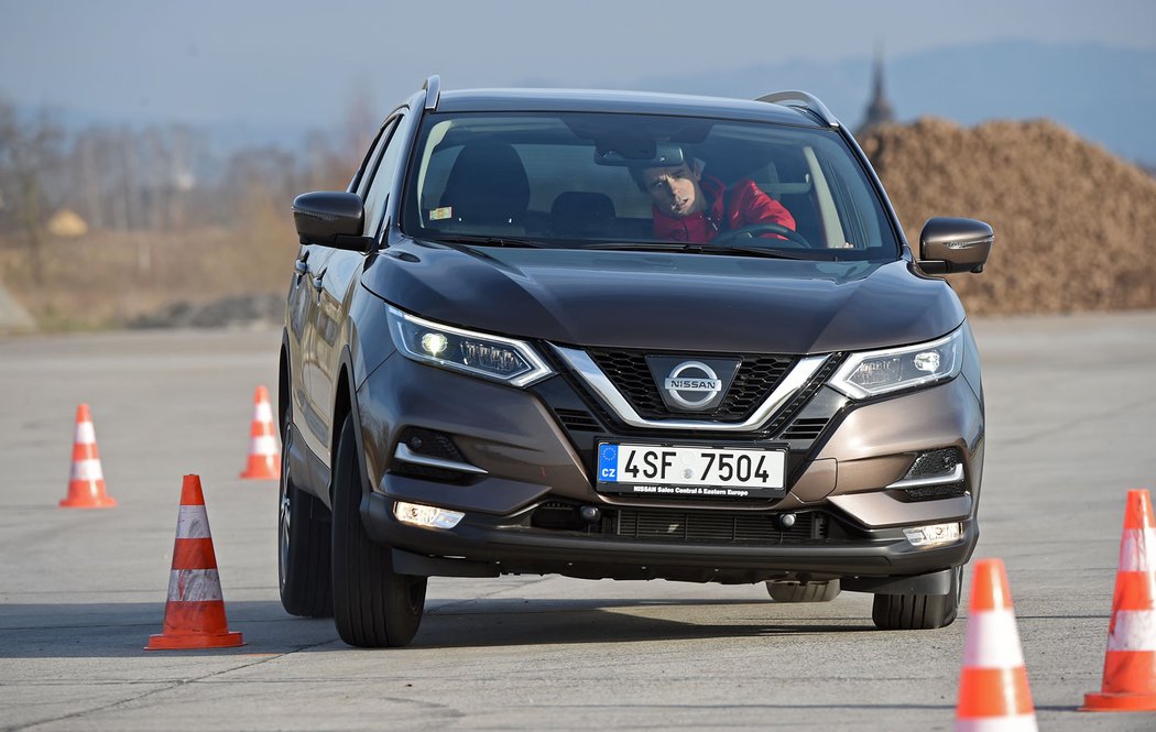 Qashqai se při vyhýbacím manévru naklání méně než karoq, směr mění ochotně, avšak stabilizace krotí nedotáčivost cukavě, což řidiči stěžuje práci a manévru chybí plynulost.