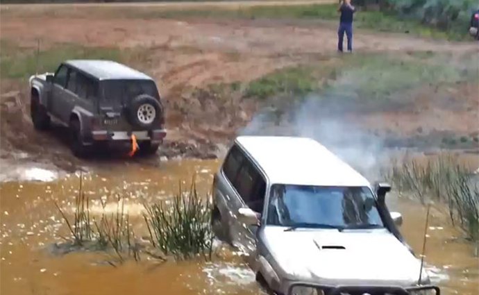 Video: Nissan Patrol úspěšně vytáhl z bryndy mladšího bráchu