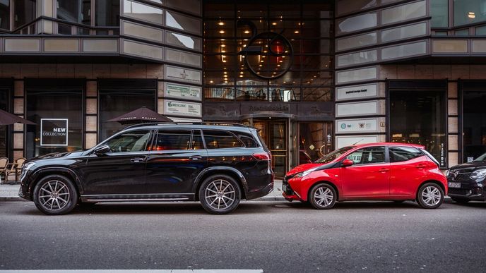 SUV zabírají v ulicích více místa než jiné vozy, argumentují příznivci zvyšování parkovacích poplatků pro tyto automobily.