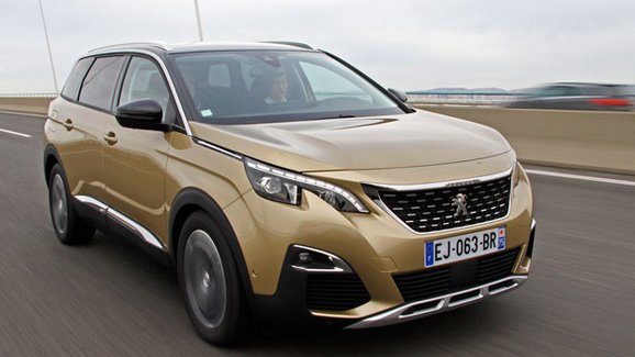 TEST Poprvé za volantem Peugeotu 5008. Už není MPV, čtyřkolku prý ale nepotřebuje