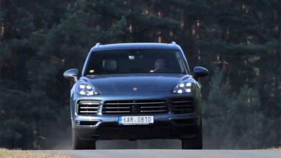 Rychlé kolo s Porsche Cayenne S: I SUV může být zábavné!