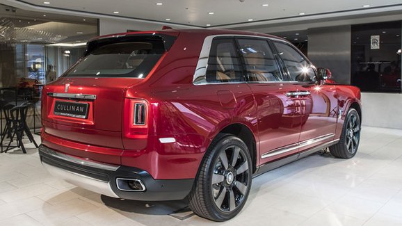 Rolls-Royce Cullinan je hitem. Opulentní SUV automobilka nestíhá vyrábět