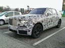 Terénní Rolls-Royce na nových fotkách. Zachycen byl během testování v Itálii