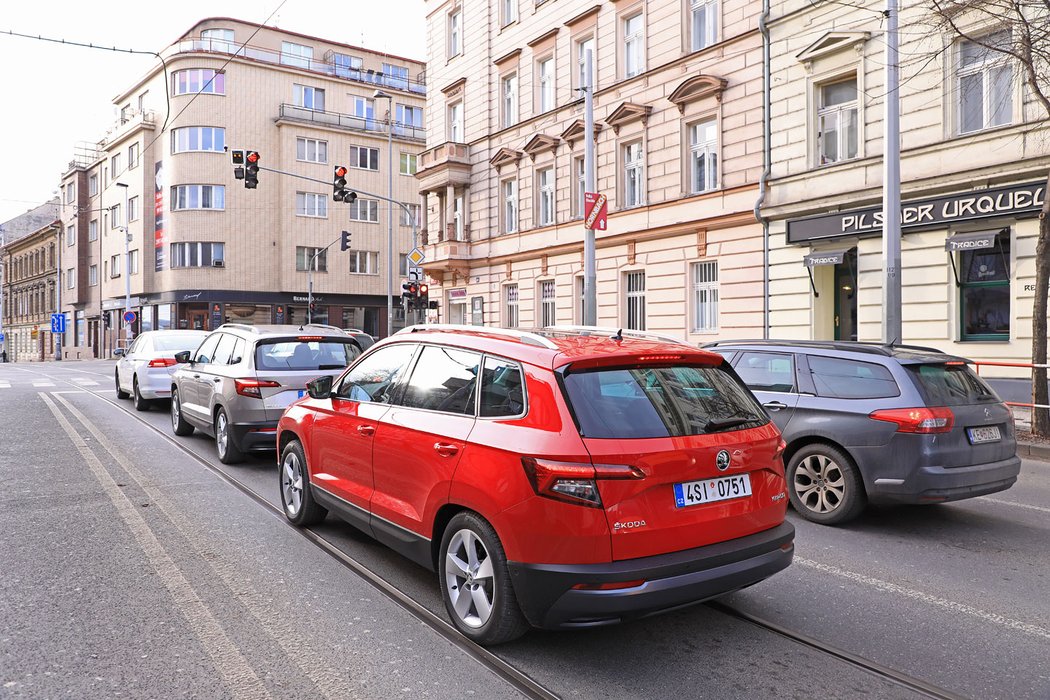 Při zátěži se ale se slabším motorem vlivem odlehčených předních kol hůře rozjíždí.