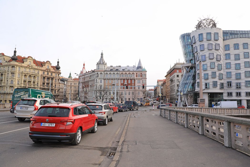 Testovací okruh po Praze měřil celkem 51 km a zahrnoval všechny typy ulic, plynulou jízdou jsme se dostali na rychlostní průměr 29 km/h.