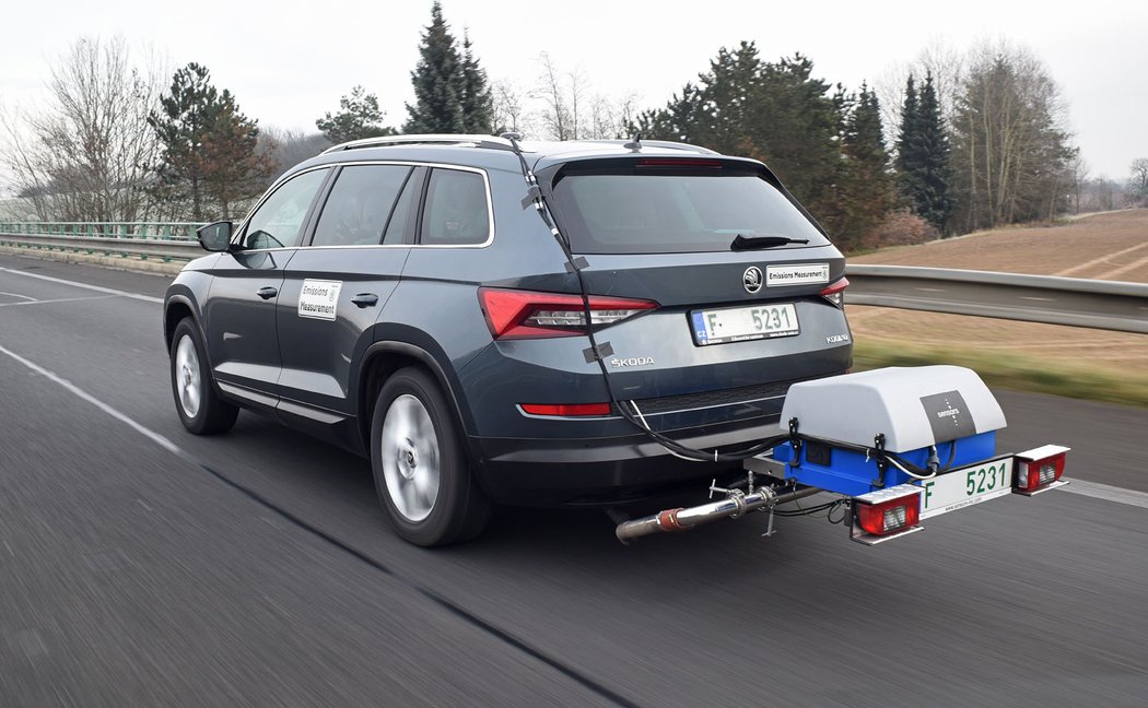 Auta s batůžkem budete v okolí Mladé Boleslavi potkávat běžně. Nelepte se na ně, a pokud řídíte velmi pomalý vůz, třeba Avii A30 plnou uhlí, pusťte je před sebe. Když v mimoměstské části musí jet pod padesát, může jim to překazit celé měření.