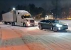 Jak vytáhnout náklaďák na sněhu a ledu? Potřebujete k tomu Teslu!