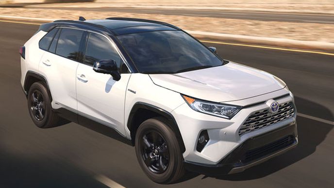 Toyota RAV4 se může dočkat dalších variant. Ve hře je sedm míst i elektromobil Toyota RAV4 se může dočkat dalších variant. Ve hře je sedm míst i elektromobil