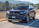 Poprvé za volantem nové Toyoty RAV4. Hezký design, pohodlný podvozek, ale co ta spotřeba?