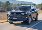 TEST Poprvé za volantem nové Toyoty RAV4. Hezký design, pohodlný podvozek, ale co ta spotřeba?