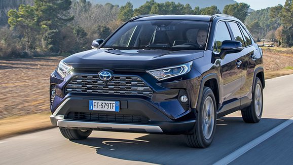 TEST Poprvé za volantem nové Toyoty RAV4. Hezký design, pohodlný podvozek, ale co ta spotřeba?