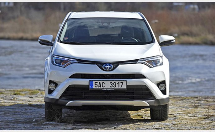 suv toyota hybrid testy