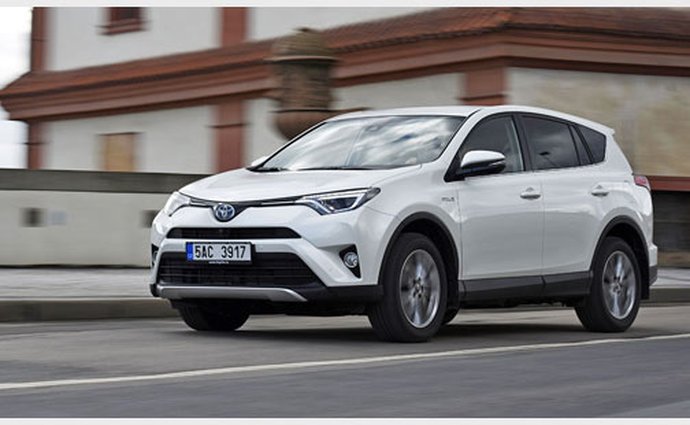 suv toyota hybrid testy