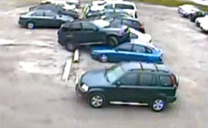 Průzkum: Polovina řidičů už někdy našla auto na parkovišti poškozené