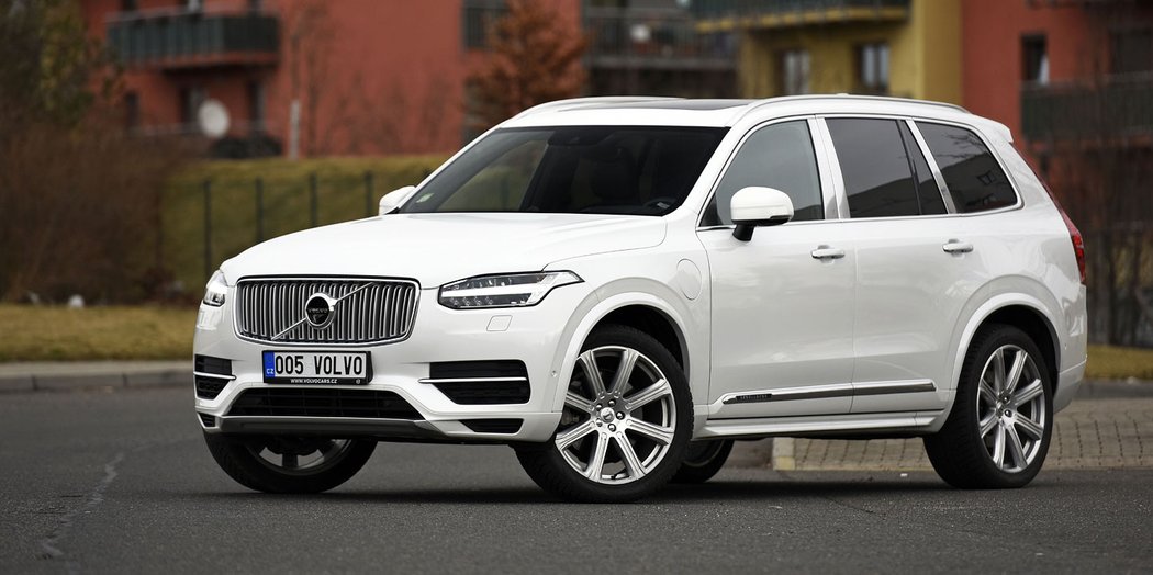 Luxusní Volvo XC90 z let 2014 až 2018 může začít hořet po roztavení plastového sání – předchází tomu nadměrné hromadění karbonu v něm. Pomoci by mělo přehrání softwaru.