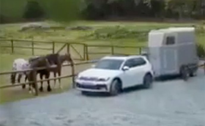Nejvtipnější reklama: Parkování s přívěsem, vytlemený kůň a pak se objevil Tiguan