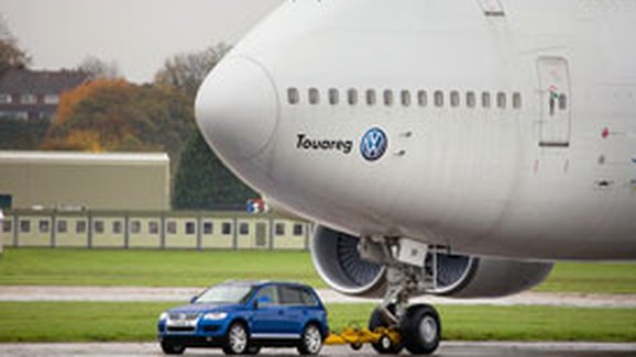 Volkswagen Touareg V10 TDI utáhne Boeing 747-200