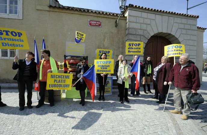 Suverenita - Blok Jany Bobošíkové protestoval u Hradu proti současné politice Evropské unie.