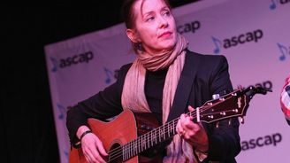 Písničkářka Suzanne Vega zazpívá v červnu v Pardubicích a Zlíně