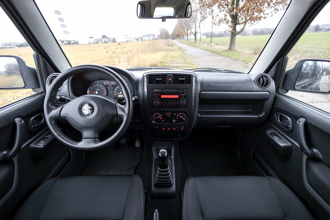 Všimněte si odlišného nenastavitelného volantu, který má v obou případech vždy airbag, a také dvoudinového originálního autorádia.