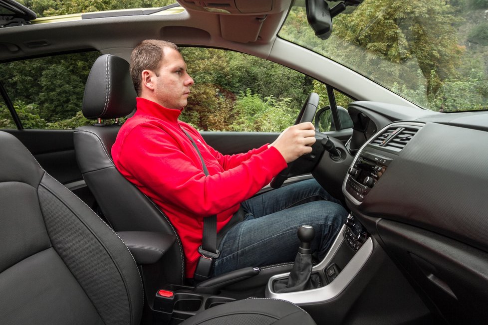 Vzadu je dostatek místa, sedák leží vysoko a posaz je proto pohodlný. Střešní okno ubírá pár centimetrů, s výškou nad nechybí elektrické sklápění. 180 cm budete škrtat. Zadní opěradlo má dva sklony. Přední sedadla jsou příkladně velká a komfortní i na dlouhé cesty.