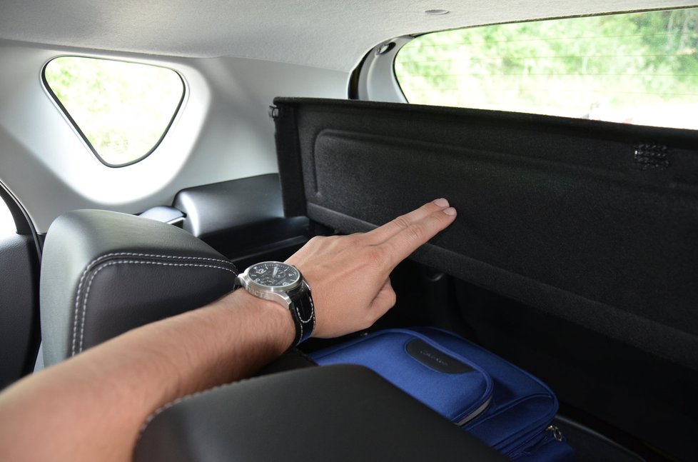 Dva praktické detaily: variabilní mezipodlaha drží v nakládací poloze, plato umožňuje sáhnout do zavazadelníku z interiéru.