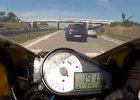 Video: Motocyklistu dělilo od fatální nehody jen pár centimetrů