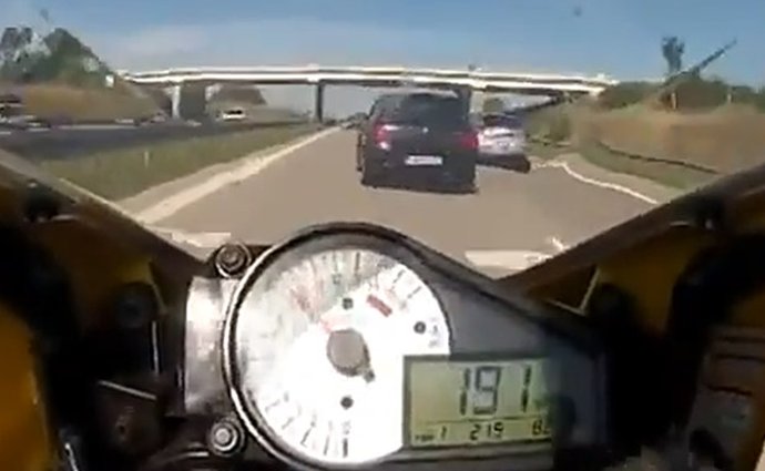 Video: Motocyklistu dělilo od fatální nehody jen pár centimetrů