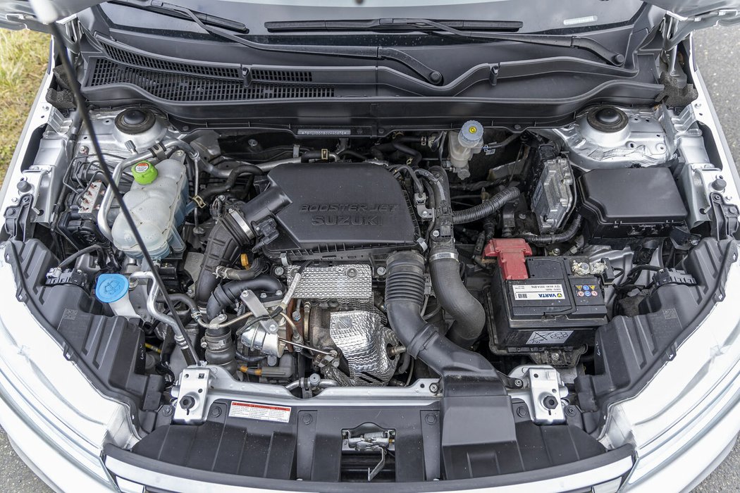 Suzuki vybavilo svou přeplňovanou zážehovou čtrnáctistovku mild-hybridním systémem v roce 2020 a udělala dobře. Díky výkonu 95 kW a točivému momentu 235 Nm má tento čtyřválec dost síly, a navíc dokáže být i úsporný, což dokládá naměřený průměr 5,4 l/100 km.