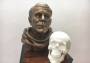 Busta sv. Jana Nepomuckého a model jeho lebky.