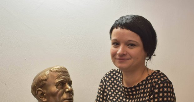 Antropoložka Eva Vaníčková s bustou sv. Jana Nepomuckého a modelem jeho lebky.