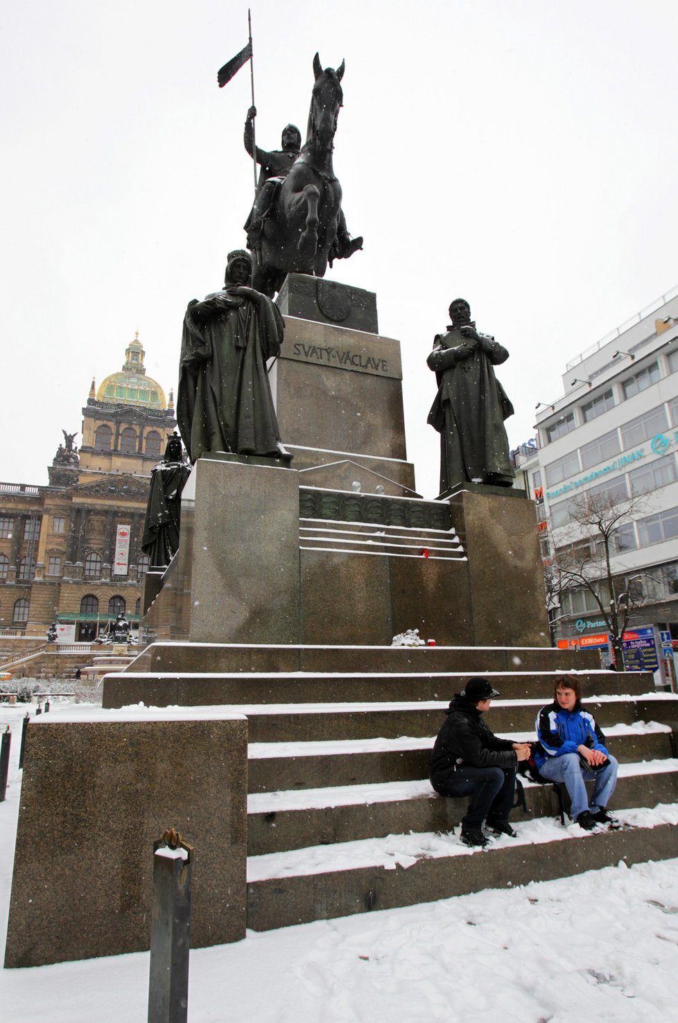 Pomník sv. Václava na Václavském náměstí střeží další 4 světci - svatí Ludmila, Anežka, Prokop a Vojtěch.