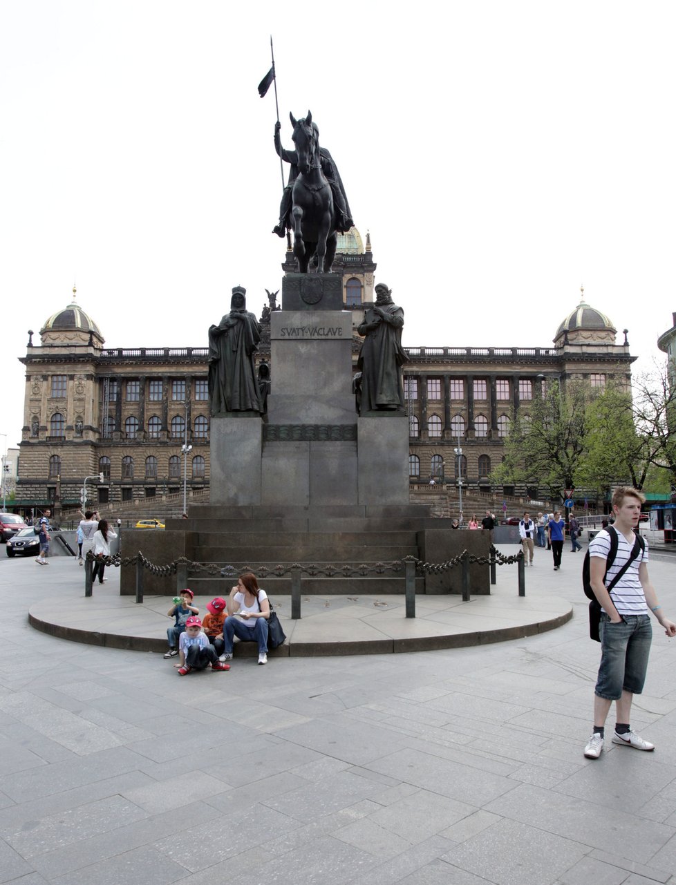 Pomník sv. Václava na Václavském náměstí střeží další 4 světci - svatí Ludmila, Anežka, Prokop a Vojtěch.