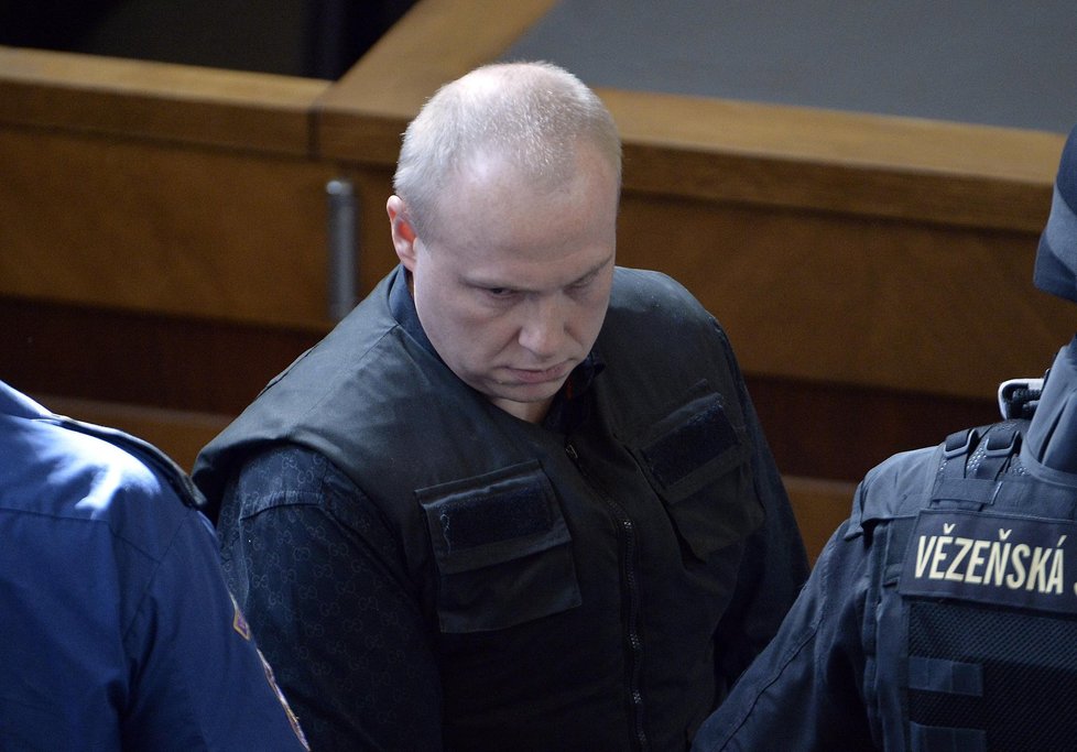 Obžalovaný Daniel Dimitrov má jako jediný na sobě neprůstřelnou vestu